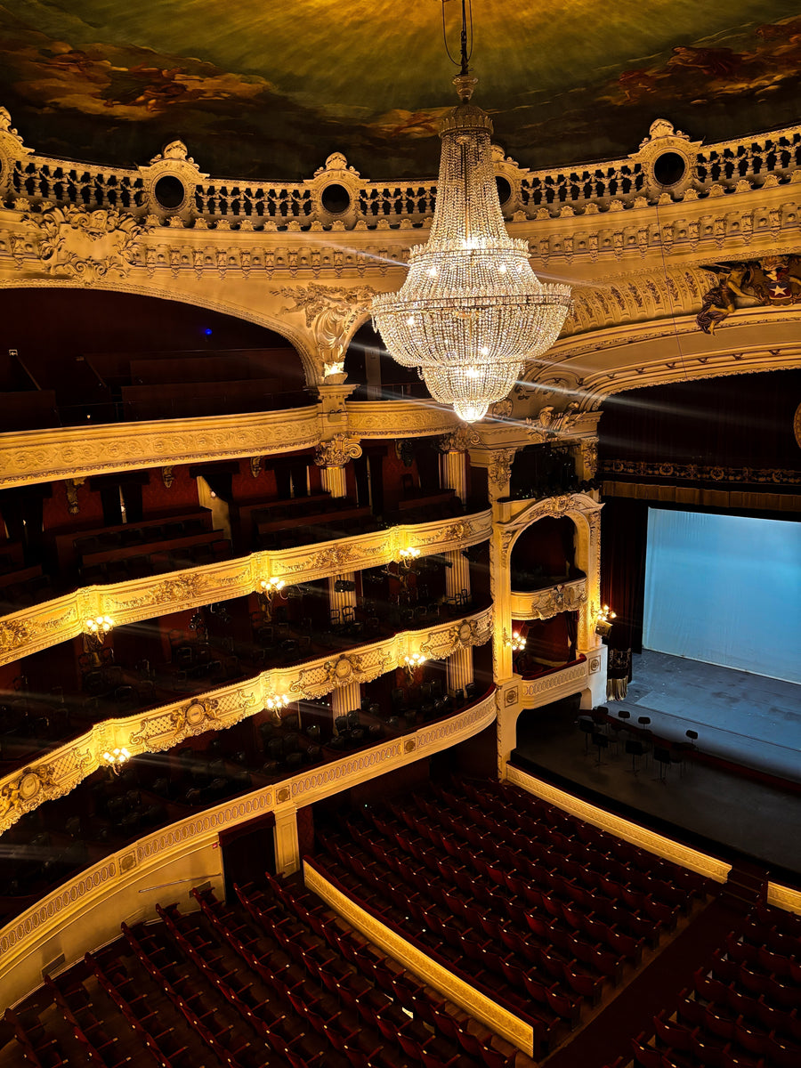 Interior del Teatro Municipal de Santiago durante un tour guiado