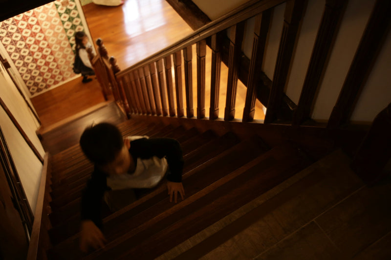 Los peligros más comunes en casas con niños pequeños (y cómo evitarlos con diseño)