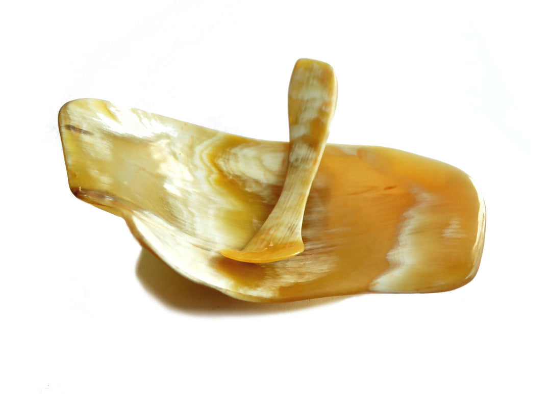 1.152-salsera-pocillo-caviar-salsas-gourmet-regalo-cacho-de-buey-cuerno-bovino-carey-manos-del-alma-chile.-