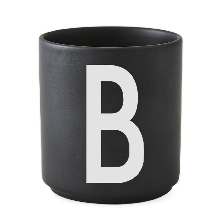 Taza Negra con Tipografia Arne Jacobsen de Design Letters