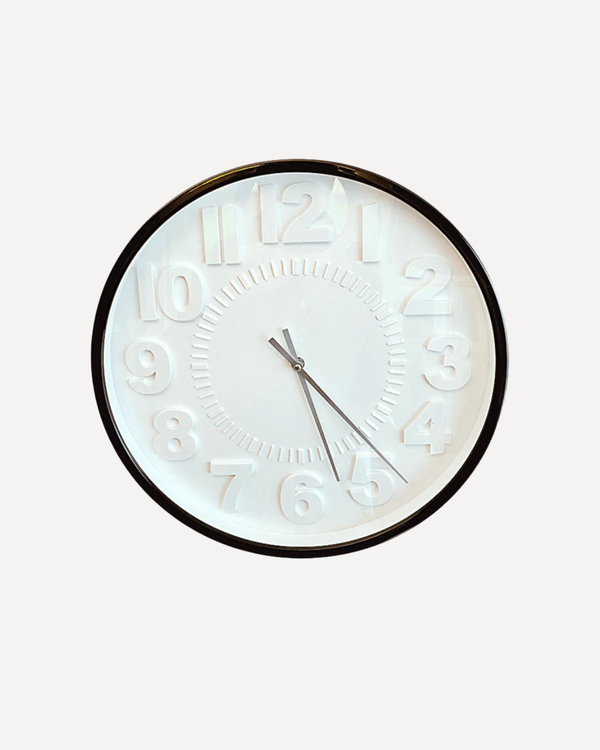 Reloj de pared negro y esfera blanca