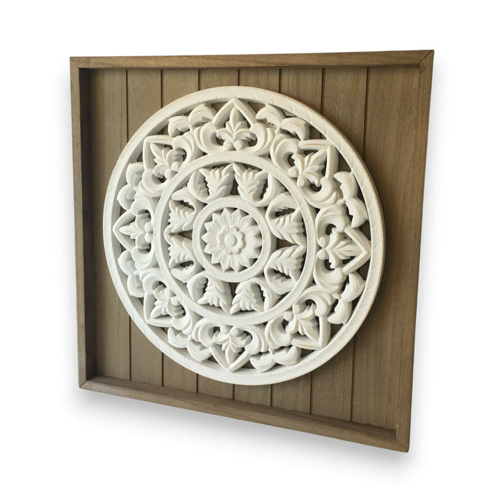 MURAL DE MÁNDALA FIGURAS SIMÉTRICAS FONDO MADERA 58 X 58 CMS.