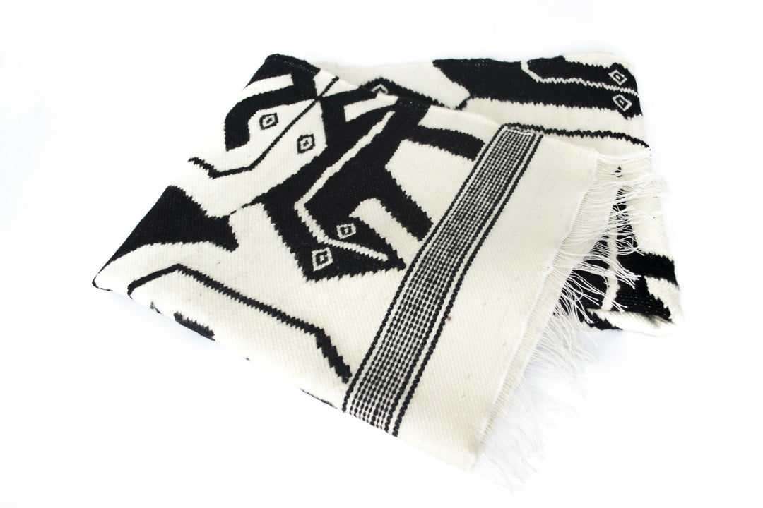 C.21a-alfombra-tapiz-tejido-lana-telar-artesania-decoracion-deco-mural-ecuador-otovalo-iguana-escher-blanco-negro-gris-cuadro-manos-de-america,,