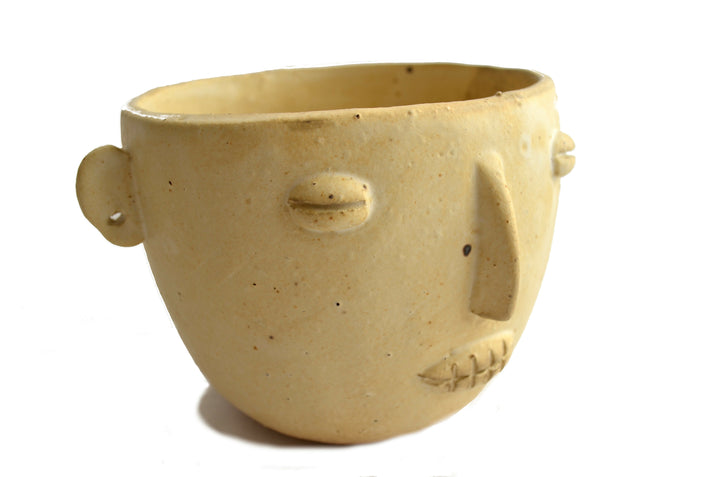 manos-del-alma-decoracion-objetos-ceramica-gres-cuenco-pocillo-con-carita-modelado-a-mano-esmalte-beige-tierra-diseño-exclusivo-5.2-