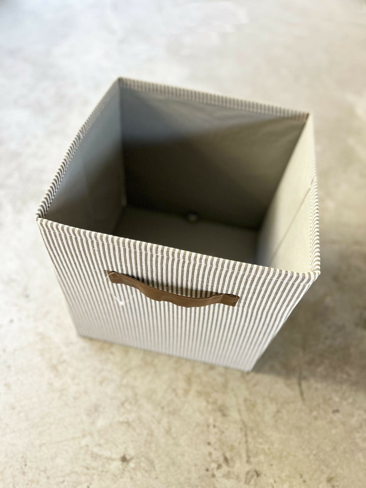 CAJA DE GÉNERO GRIS