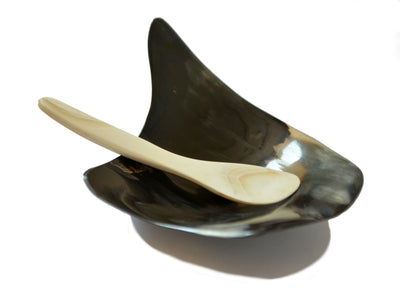 1.148-salsera-pocillo-caviar-salsas-gourmet-regalo-cacho-de-buey-cuerno-bovino-carey-manos-del-alma-chile.