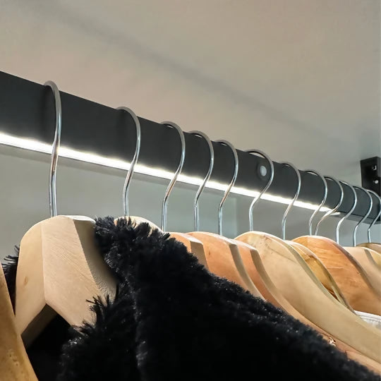 Barra Closet con luz led inalámbrica integrada