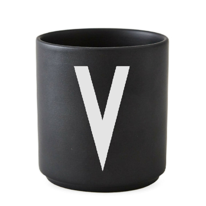 Taza Negra con Tipografia Arne Jacobsen de Design Letters