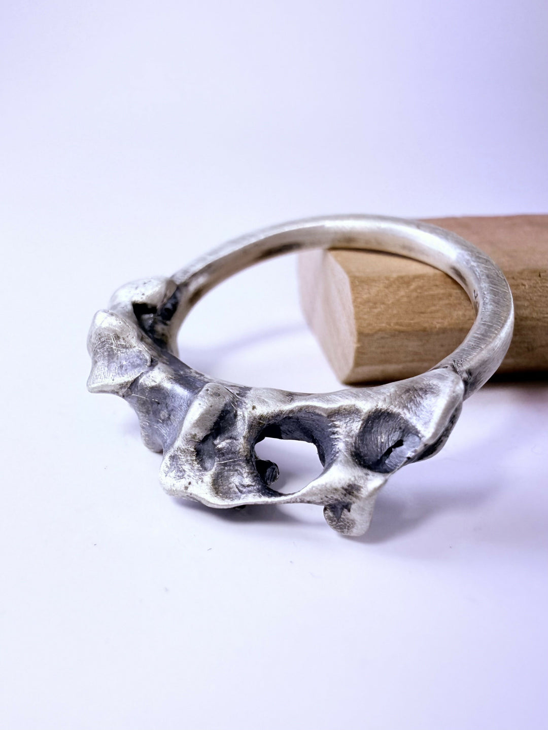 Anillo estilo cintillo, Raíz vibrante