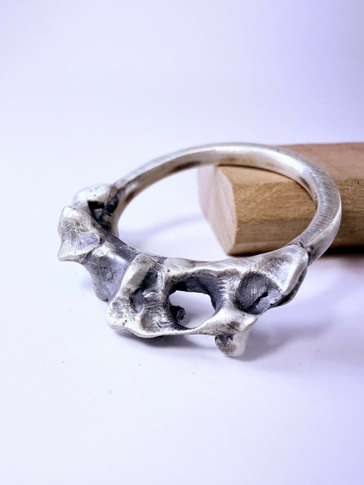 Anillo estilo cintillo, Raíz vibrante