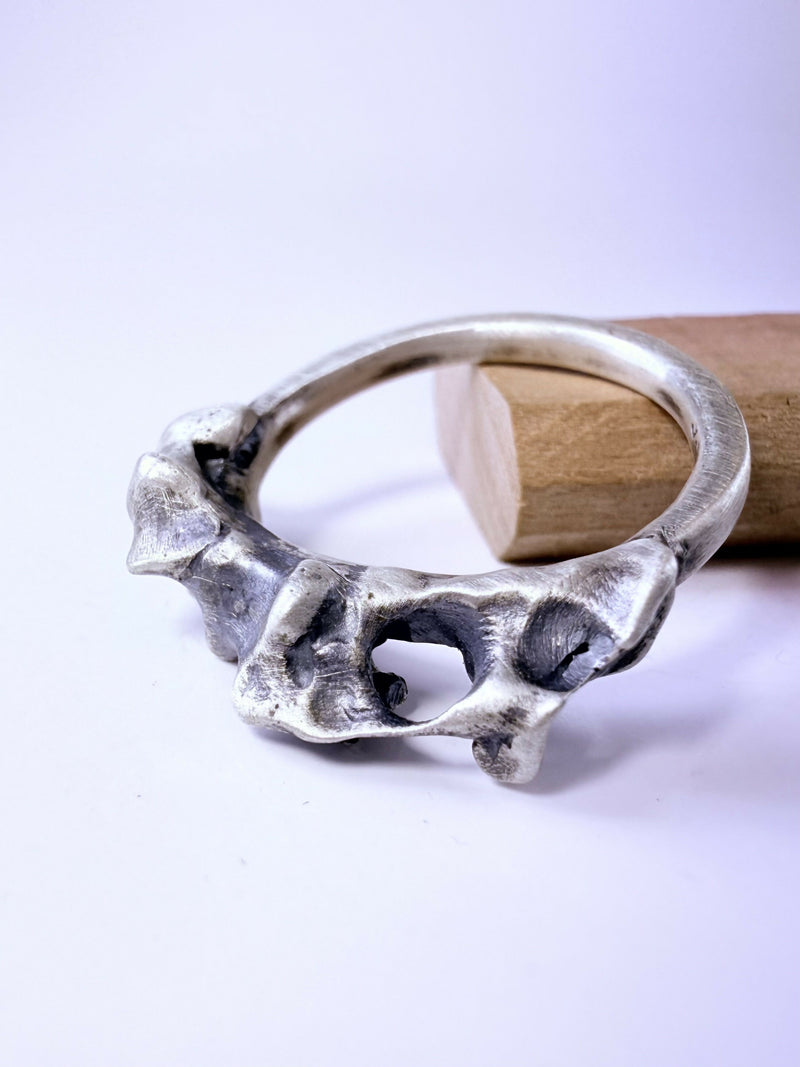 Anillo estilo cintillo, Raíz vibrante
