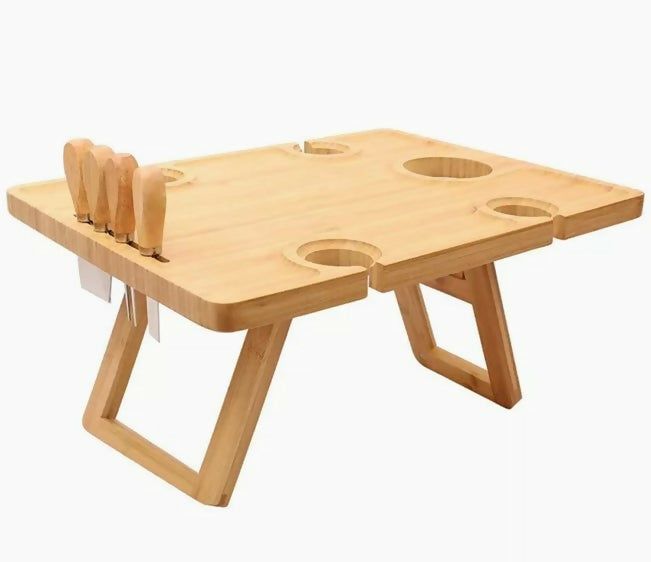 Mesa picnic con cuchillos