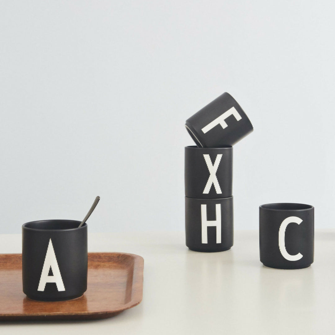 Taza Negra con Tipografia Arne Jacobsen de Design Letters