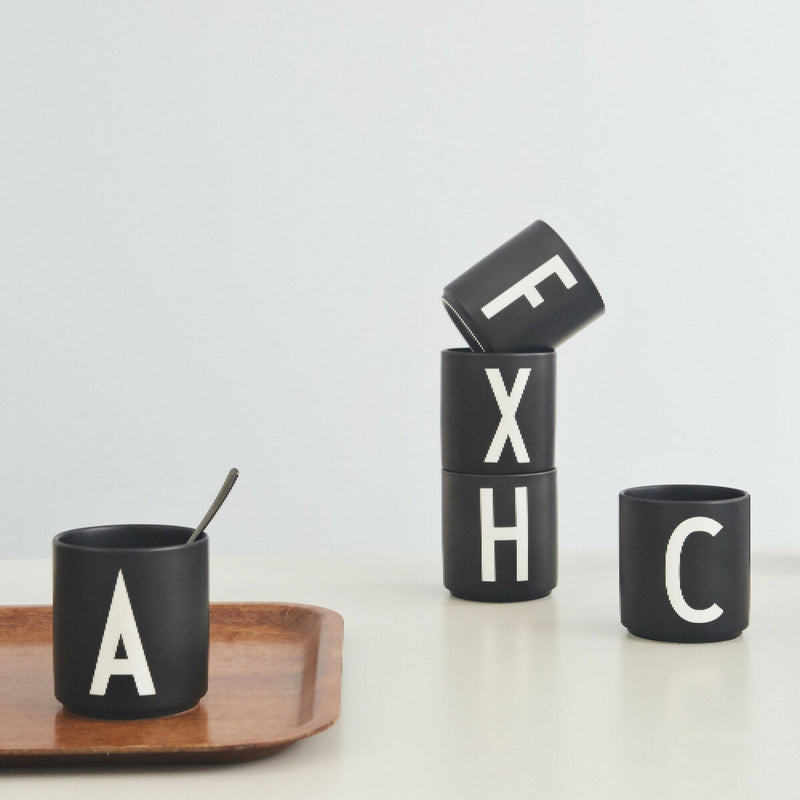 Taza Negra con Tipografia Arne Jacobsen de Design Letters