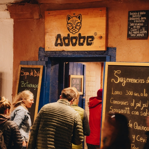 Entrada del clásico Adobe Restaurant en San Pedro de Atacama, parte de la selección gastronómica destacada por Bazar ED Edit.