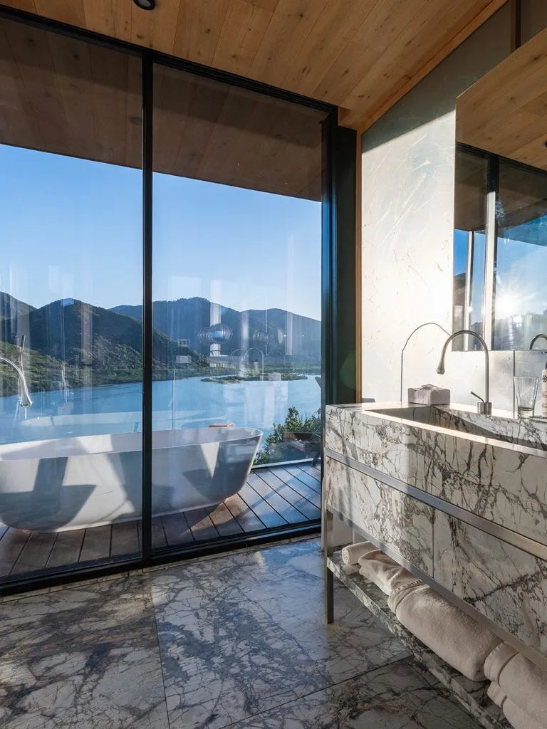 Baño de habitación en VIK Chile con vista al paisaje de Millahue