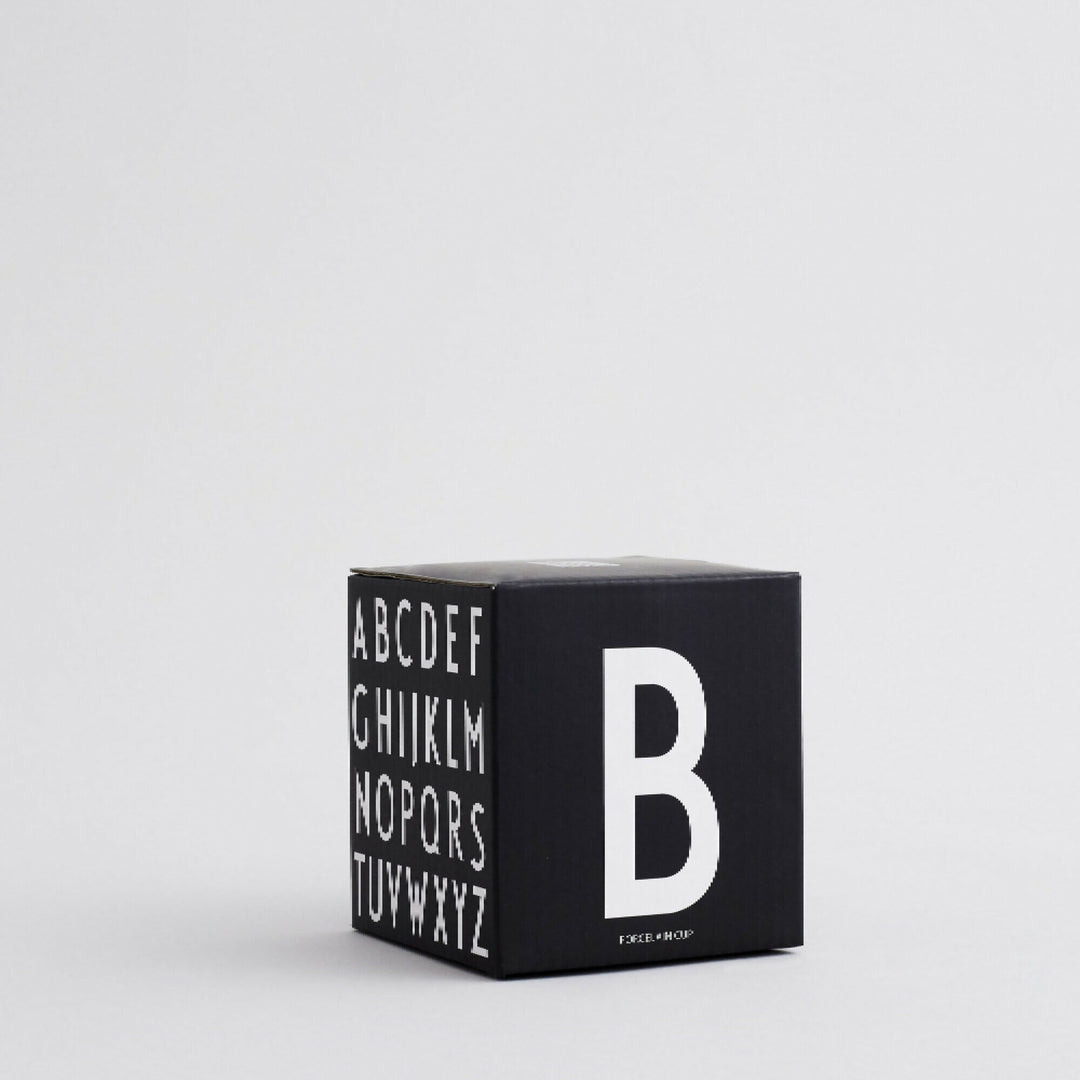 Taza Negra con Tipografia Arne Jacobsen de Design Letters