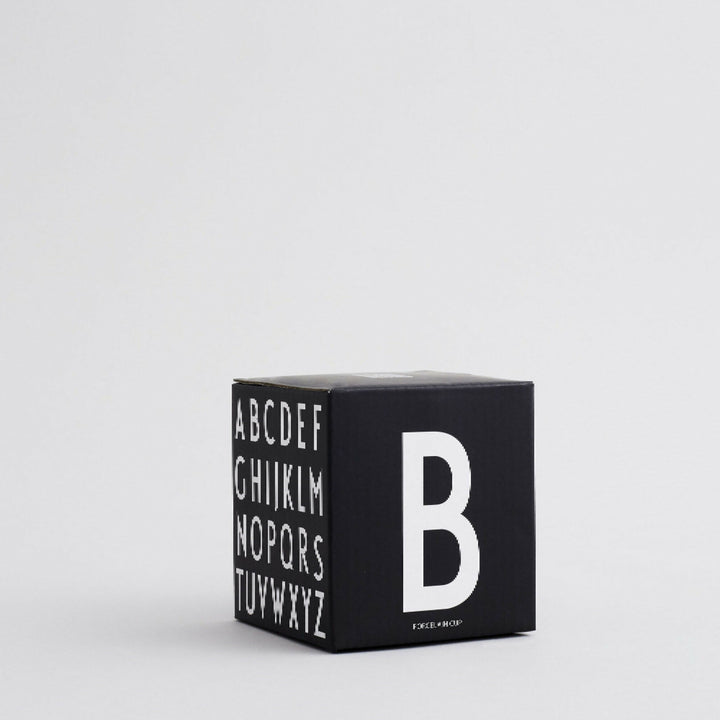 Taza Negra con Tipografia Arne Jacobsen de Design Letters