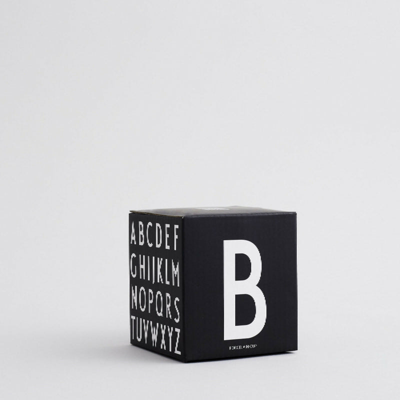 Taza Negra con Tipografia Arne Jacobsen de Design Letters