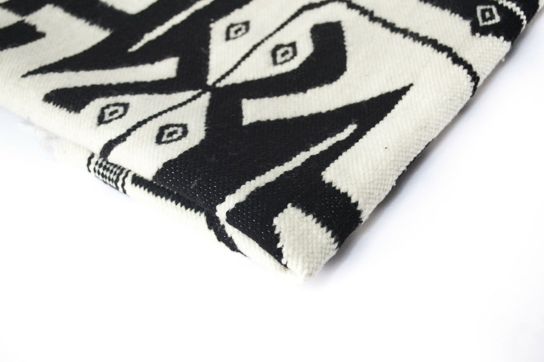 C.21a-alfombra-tapiz-tejido-lana-telar-artesania-decoracion-deco-mural-ecuador-otovalo-iguana-escher-blanco-negro-gris-cuadro-manos-de-america..