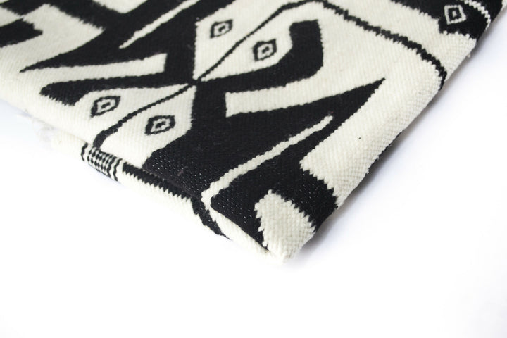 C.21a-alfombra-tapiz-tejido-lana-telar-artesania-decoracion-deco-mural-ecuador-otovalo-iguana-escher-blanco-negro-gris-cuadro-manos-de-america..