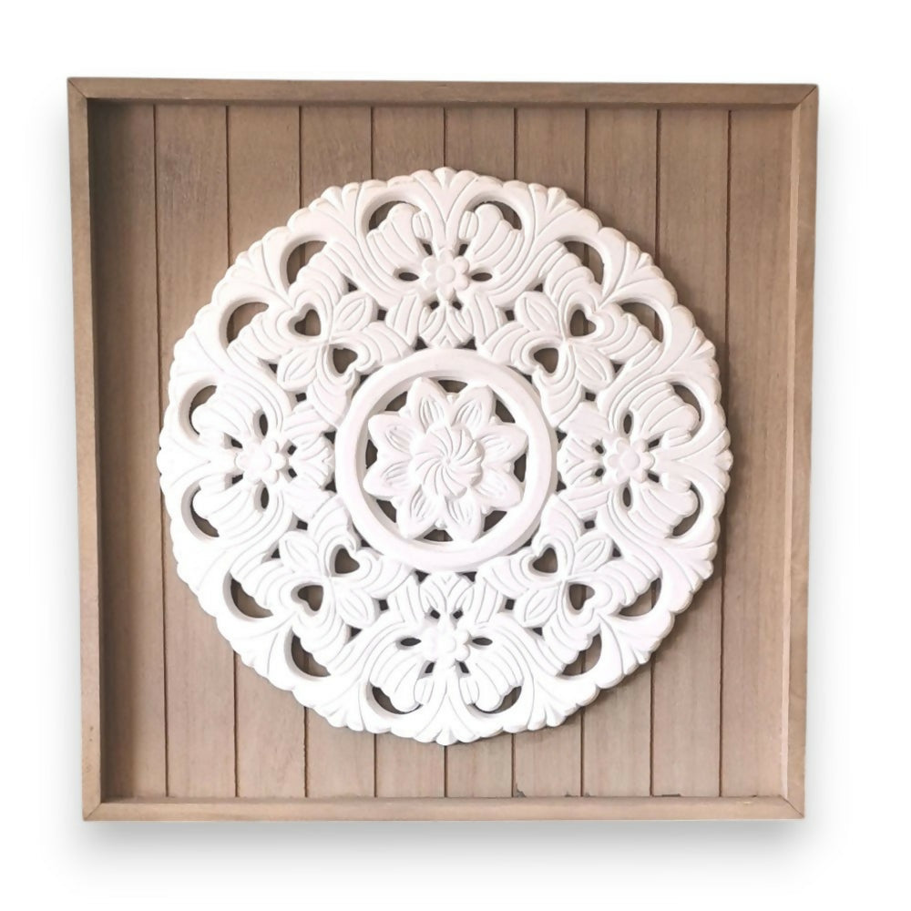 MURAL DE MÁNDALA FIGURAS SIMÉTRICAS FONDO MADERA 48 X 48 CM.