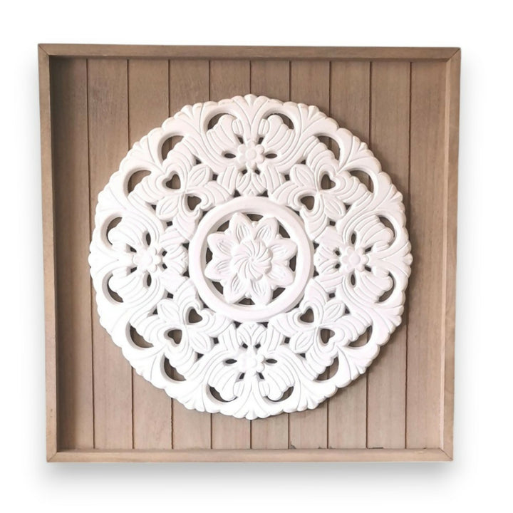 MURAL DE MÁNDALA FIGURAS SIMÉTRICAS FONDO MADERA 48 X 48 CM.