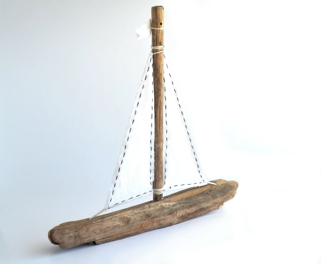 8.42-velero-bote-barco-madera-infantil-deco-decoracion-mar-oceano-chiloe-playa-regalo-manos-del-alma-marino-marinero-juego