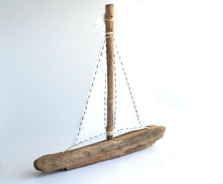 8.42-velero-bote-barco-madera-infantil-deco-decoracion-mar-oceano-chiloe-playa-regalo-manos-del-alma-marino-marinero-juego