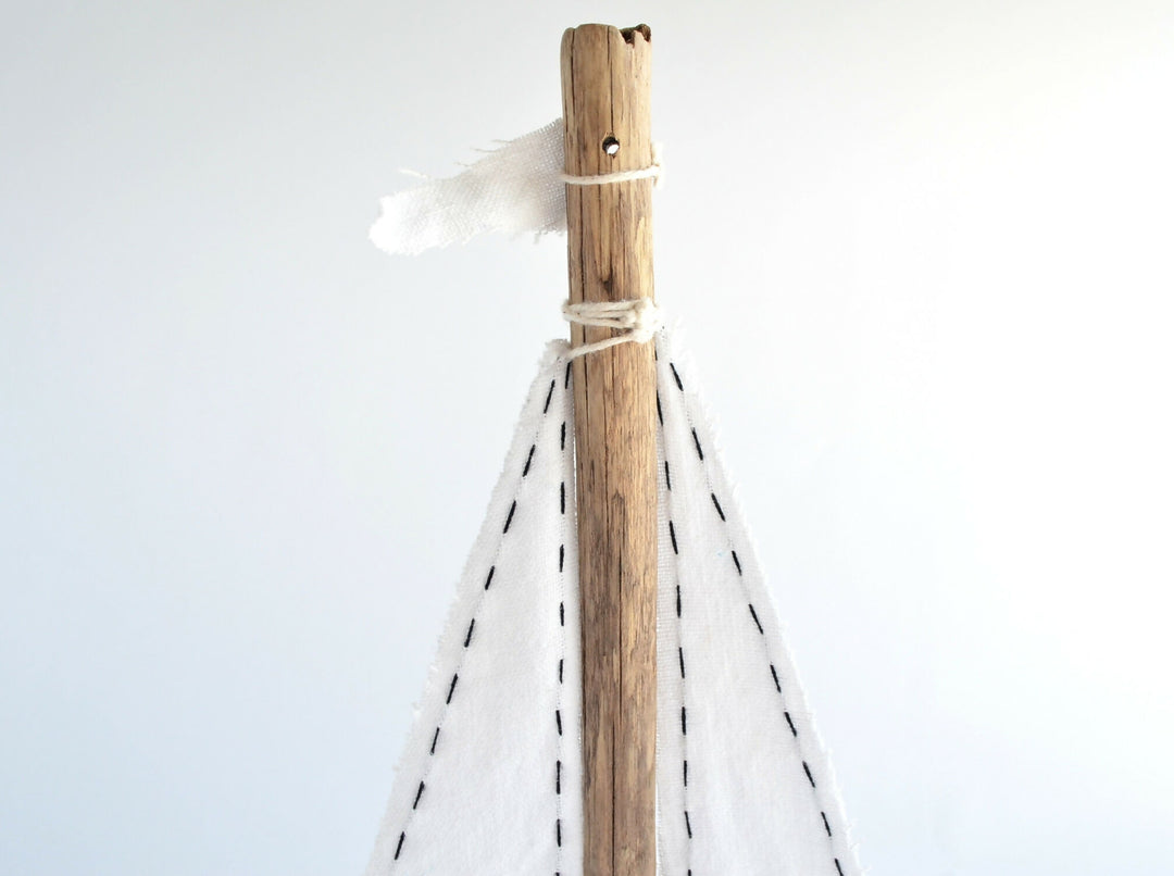 8.42-velero-bote-barco-madera-infantil-deco-decoracion-mar-oceano-chiloe-playa-regalo-manos-del-alma-marino-marinero-vela