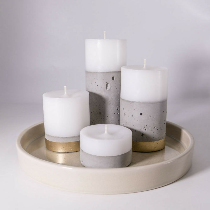 Set 4 velas con hormigón natural y línea dorada en bandeja de cerámica
