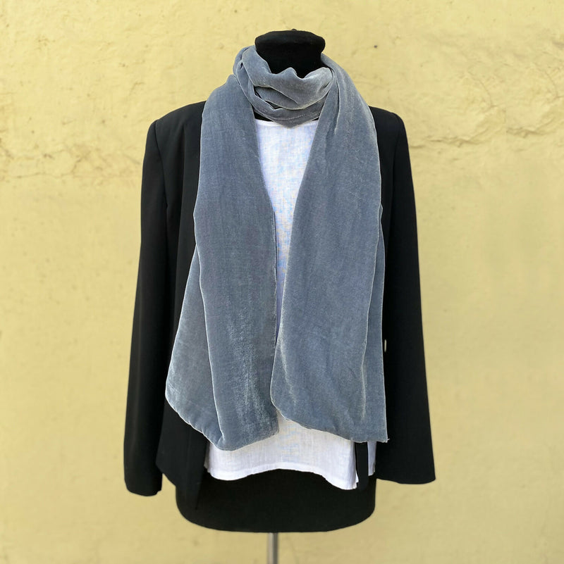 Terciopelo gris celeste