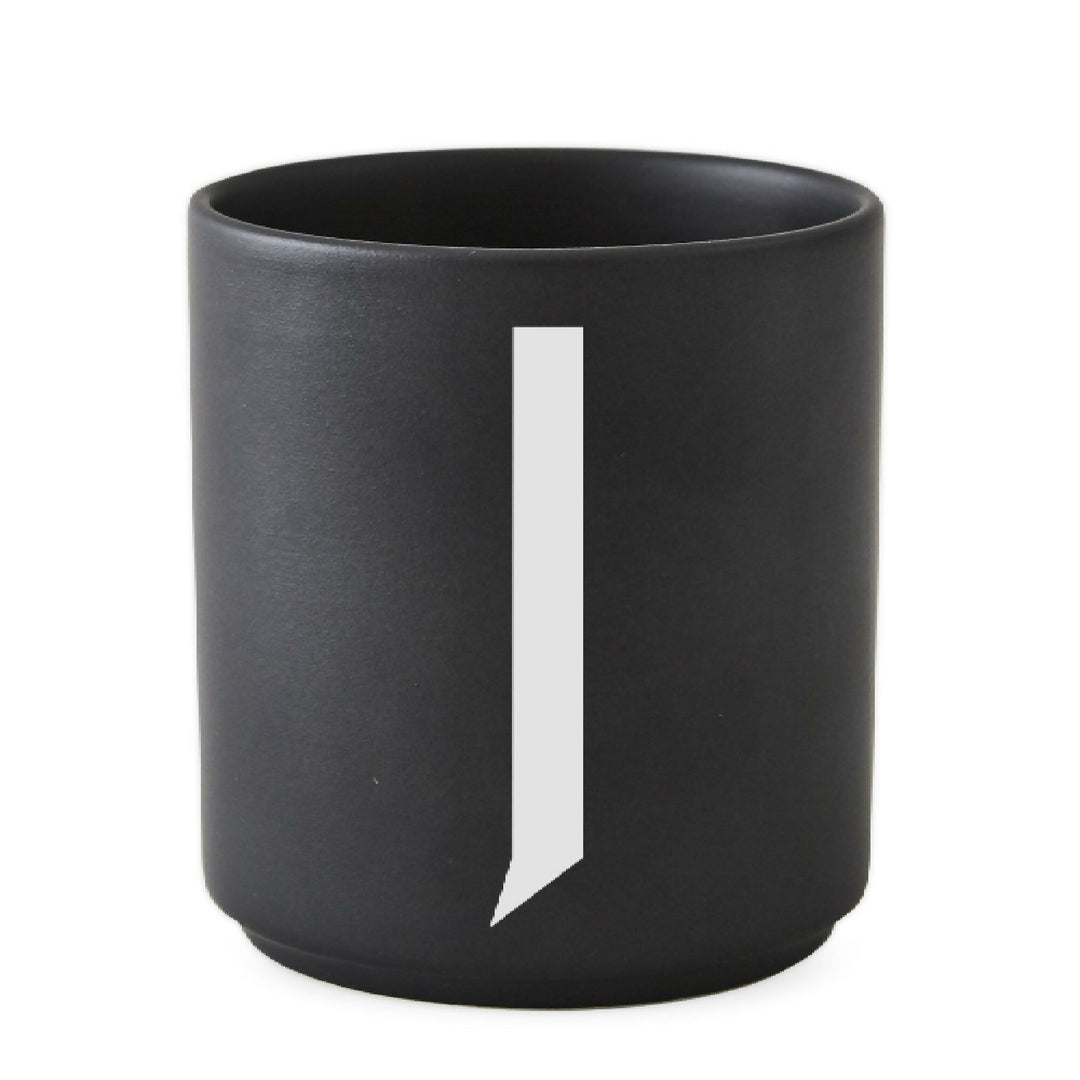 Taza Negra con Tipografia Arne Jacobsen de Design Letters