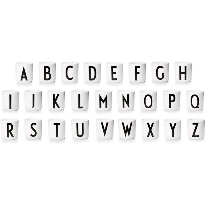Taza blanca con Tipografia de Arne Jaconsen Design Letters