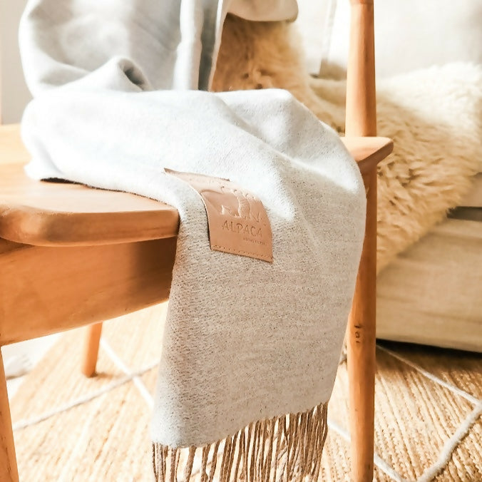 Manta de alpaca gris clara