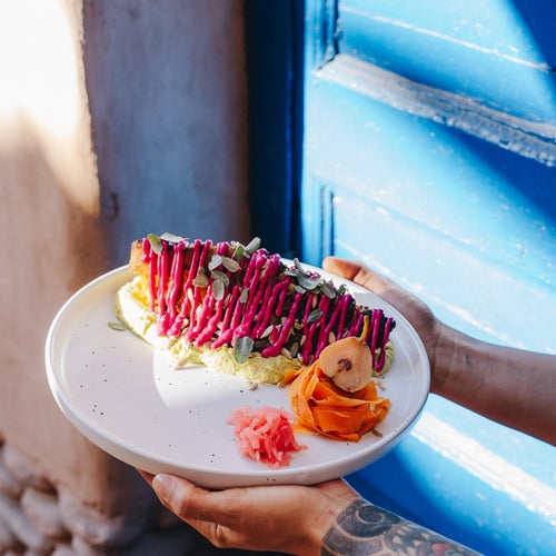 Preparación gastronómica en San Pedro de Atacama, destacada en la selección de experiencias de Bazar ED Edit.
