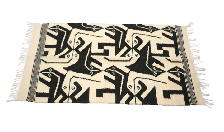 C.21a-alfombra-tapiz-tejido-lana-telar-artesania-decoracion-deco-mural-ecuador-otovalo-iguana-escher-blanco-negro-gris-cuadro-manos-de-america,