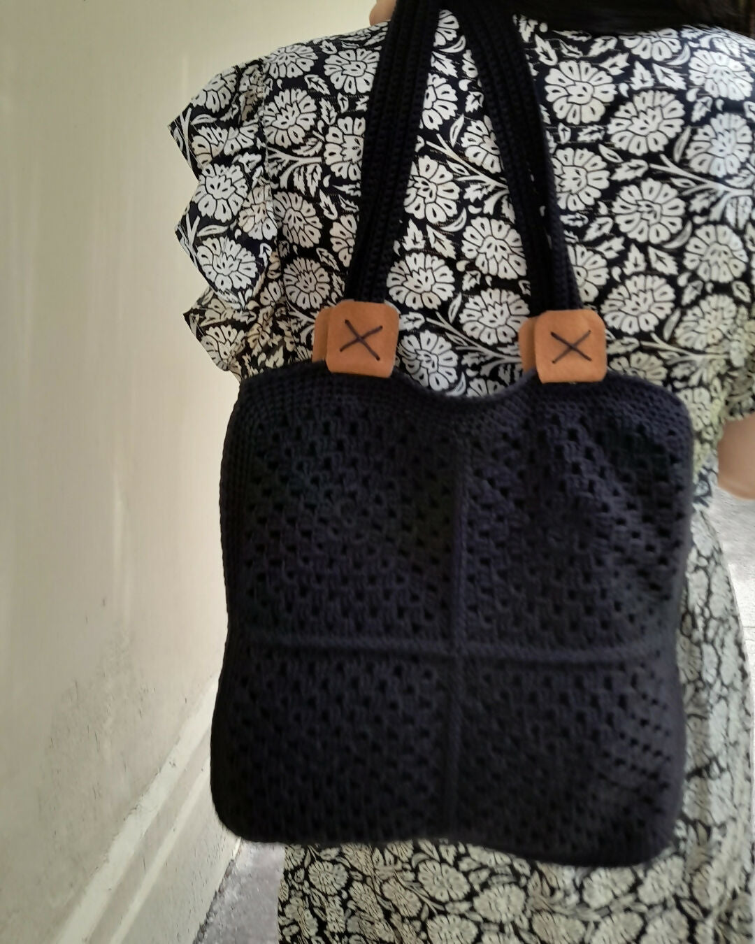 Cartera Tejida Cuadrada Color Negro