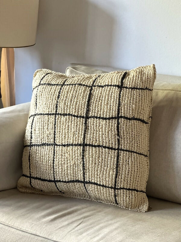 CojínLíneasNegrasTalca1