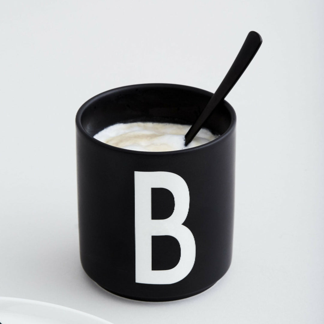 Taza Negra con Tipografia Arne Jacobsen de Design Letters