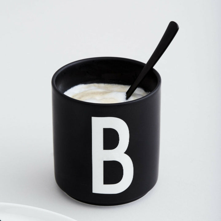 Taza Negra con Tipografia Arne Jacobsen de Design Letters