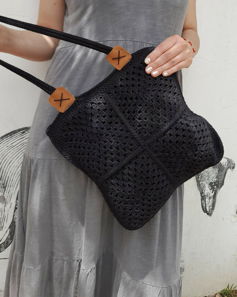 Cartera Tejida Cuadrada Color Negro