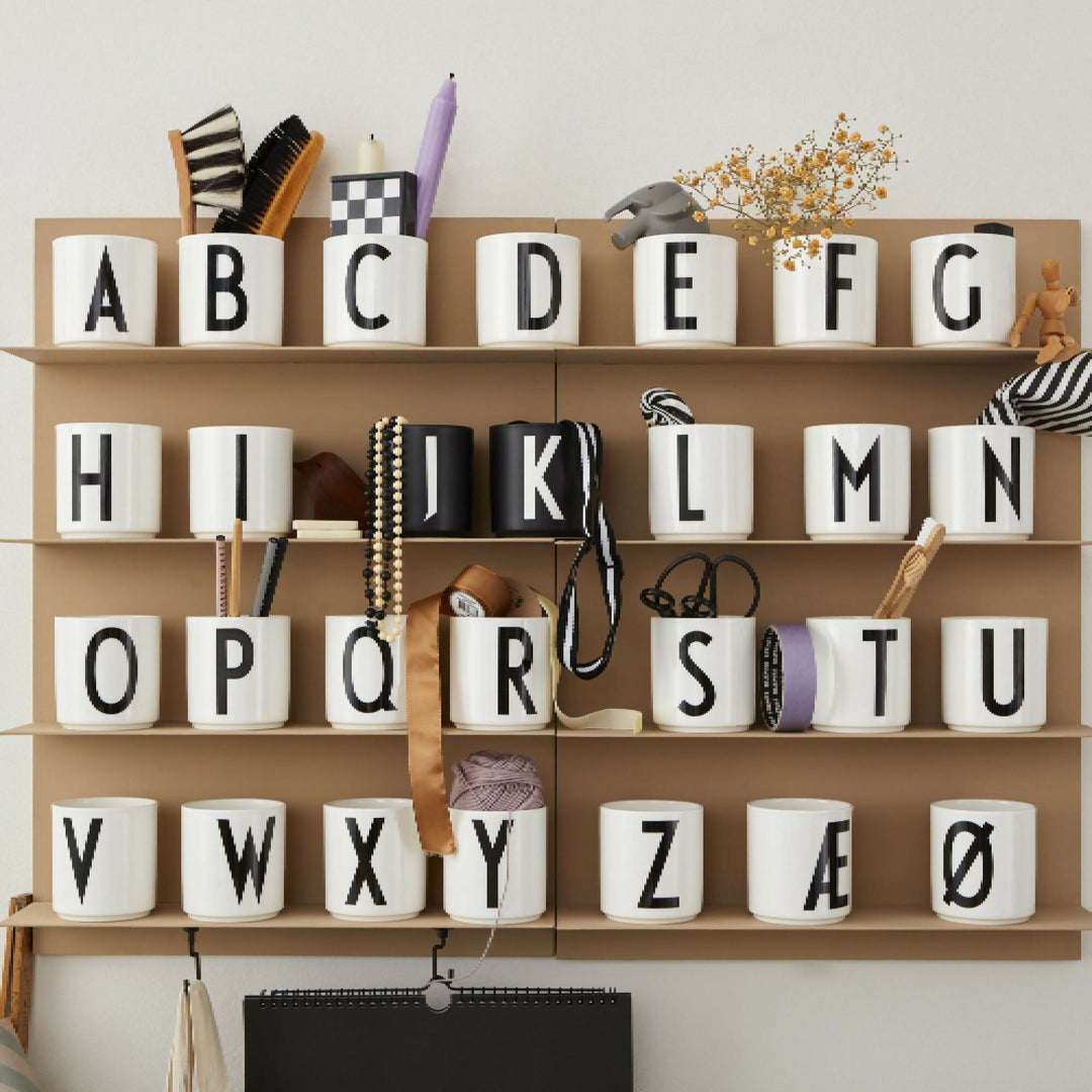 Taza blanca con Tipografia de Arne Jaconsen Design Letters