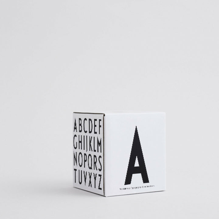 Taza blanca con Tipografia de Arne Jaconsen Design Letters