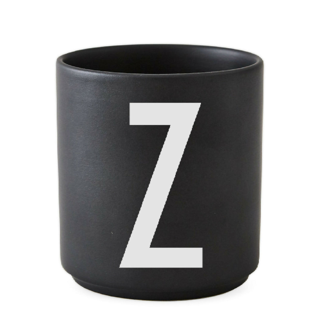 Taza Negra con Tipografia Arne Jacobsen de Design Letters