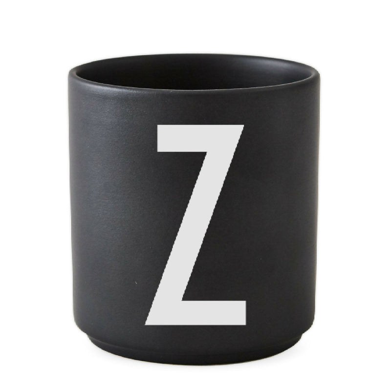Taza Negra con Tipografia Arne Jacobsen de Design Letters