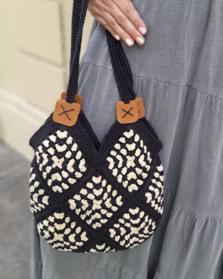 Cartera Tejida Ovalada Dúo Negro