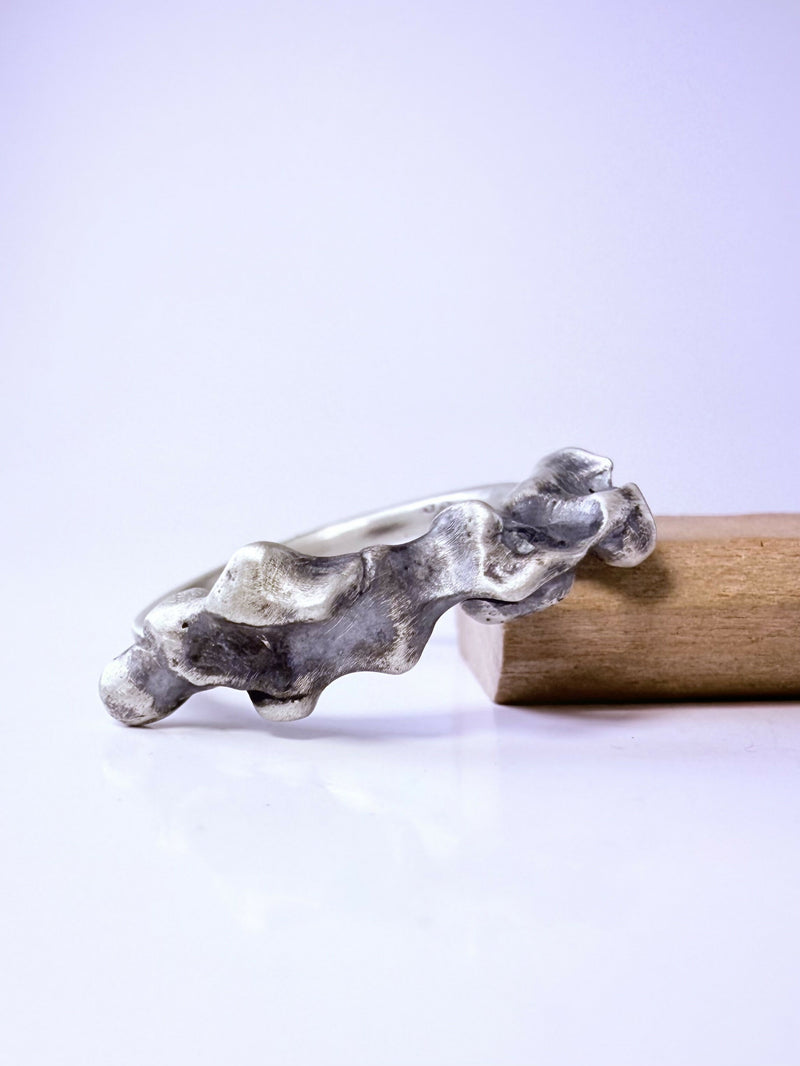 Anillo estilo cintillo, Raíz vibrante