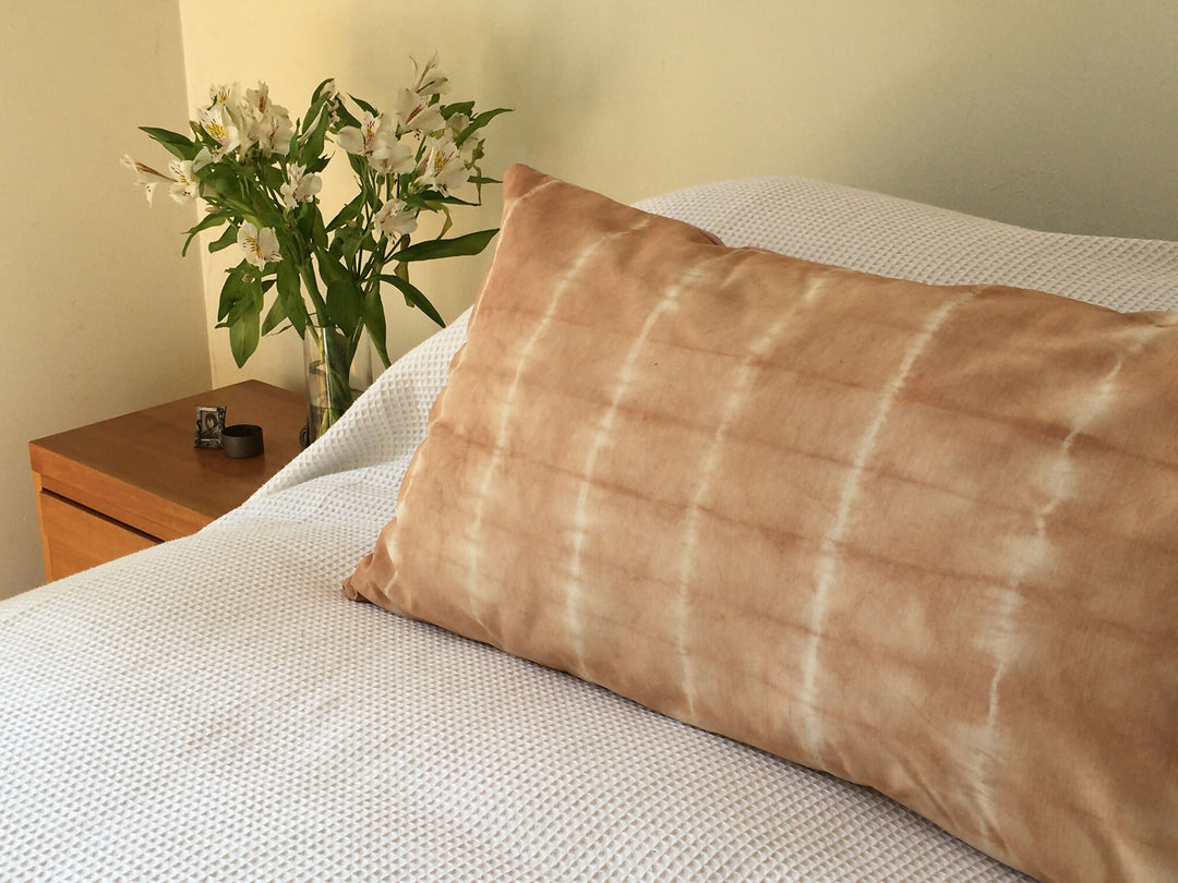 6.214-cojin-lino-linen-algodon-tintes-naturales-shibori-diseño-textil-deco-decoracion-living-manos-del-alma-dormitorio-cojines-regalo