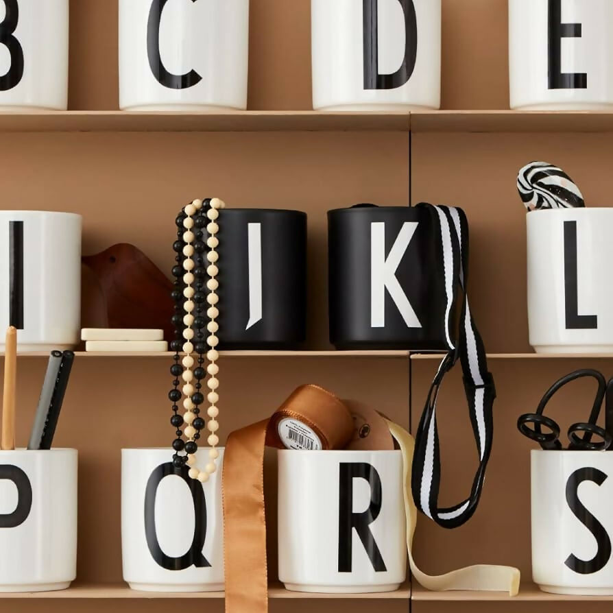 Taza Negra con Tipografia Arne Jacobsen de Design Letters